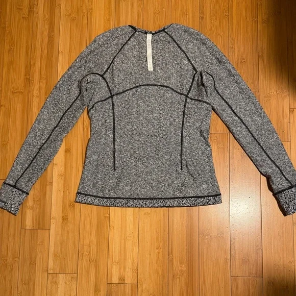 NWOT Lululemon Runderful Long Sleeve Top Black White Herringbone Size 8 - Picture 8 of 16